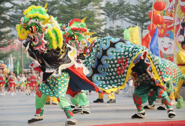 Chinês jogando dança leão Fotos De Bancos De Imagens Sem Royalties