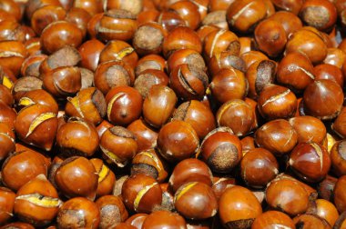 The Chinese snack of stir-fry chestnut with sugar.