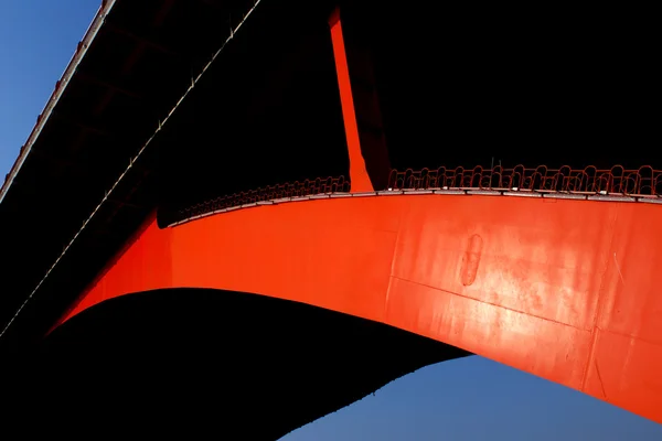 오렌지 색깔된 강철 케이블 체재 푸른 하늘에서 높은 다리. — 스톡 사진