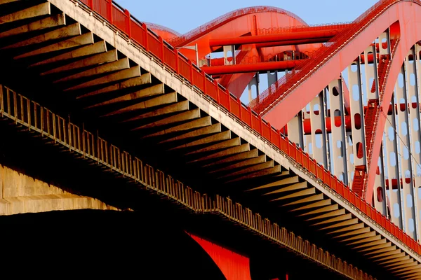 De oranje gekleurde staalkabel bleef hoge brug in de blauwe hemel. — Stockfoto