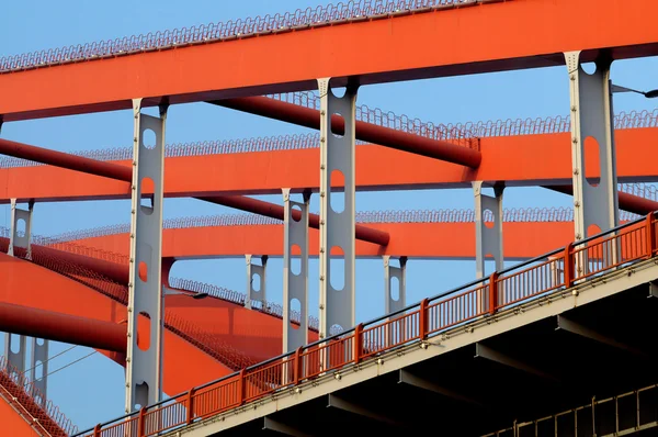 Il cavo in acciaio colorato arancione è rimasto alto nel cielo blu . — Foto Stock