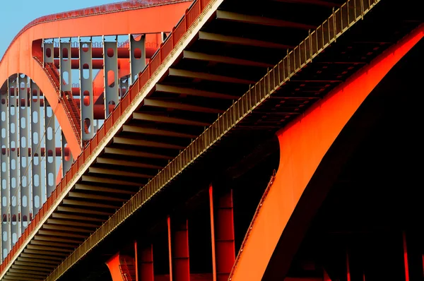 De oranje gekleurde staalkabel bleef hoge brug in de blauwe hemel. — Stockfoto