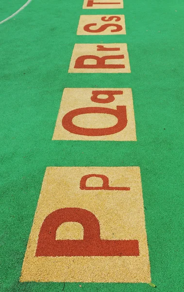 Die roten Buchstaben auf dem Spielplatz eines Kindergartens. — Stockfoto