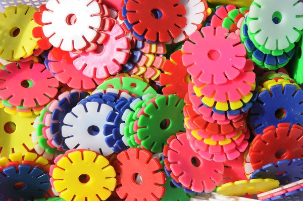 Die Kunststoff-Zahnräder in verschiedenen Kontrastfarben Hintergrund. — Stockfoto