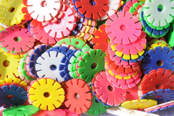 Las ruedas de engranajes de plástico de diferentes colores de contraste de fondo . — Foto de Stock