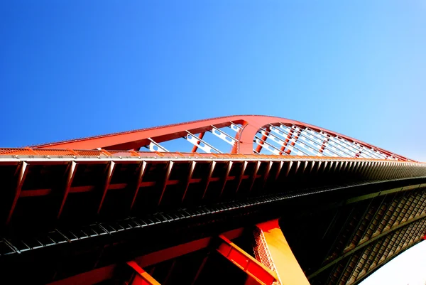 Le câble en acier de couleur orange est resté pont haut dans le ciel bleu . — Photo