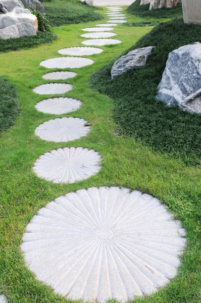 The curving stepping stone footpath in the landscape garden. — Stock Photo, Image