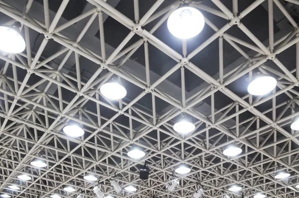 Las lámparas de techo de un gran auditorio de música —  Fotos de Stock