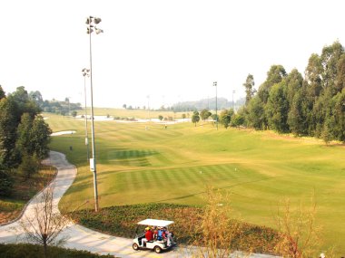 Golf sahasında mükemmel yeşil çimen