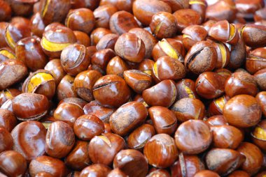 The Chinese snack of stir-fry chestnut with sugar.