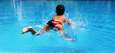 Yüzme havuzunda oynayan çocuk
