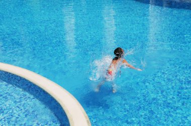 Yüzme havuzunda oynayan çocuk