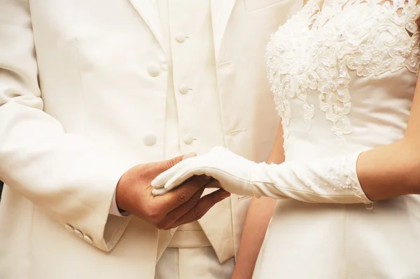 Pasangan muda bergandengan tangan dalam upacara pernikahan — Stok Foto