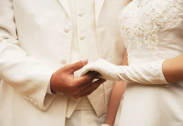 Pasangan muda bergandengan tangan dalam upacara pernikahan — Stok Foto