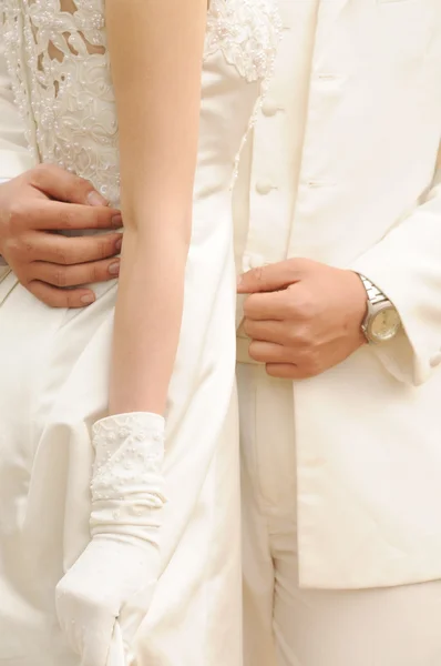 这对年轻夫妇在婚礼仪式中拥抱. — 图库照片