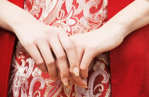 Jeune couple main dans la main dans la cérémonie de mariage — Photo