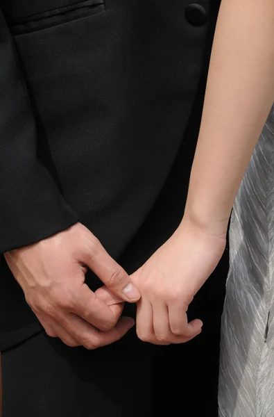 Jeune couple main dans la main dans la cérémonie de mariage — Photo