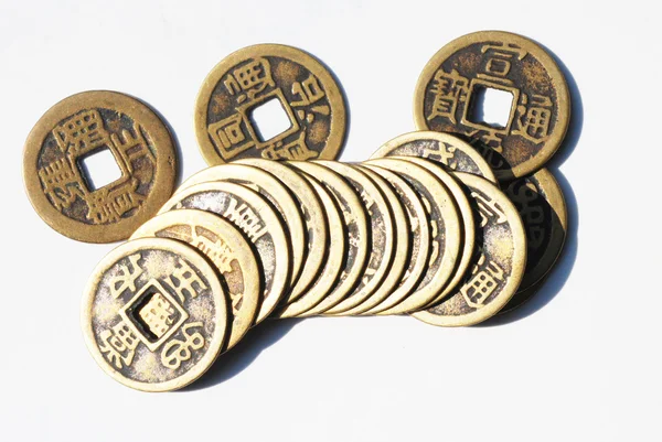 Čínské starověké bronz kulatých mincích s čtvercovou díru — Stock fotografie