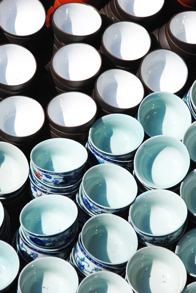 Le piccole tazze da tè cinesi rotonde in porcellana con motivi floreali blu . — Foto Stock