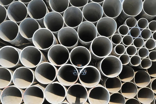 Los tubos de acero redondos de varios tamaños y fondo de pila de calibre . — Foto de Stock