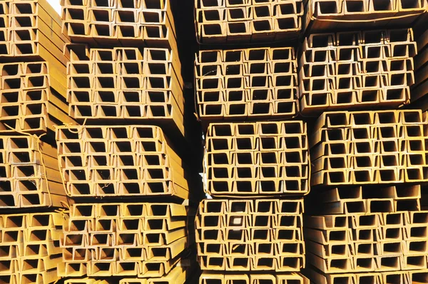 茶色のさびで覆われた鋼管杭の背景. — ストック写真
