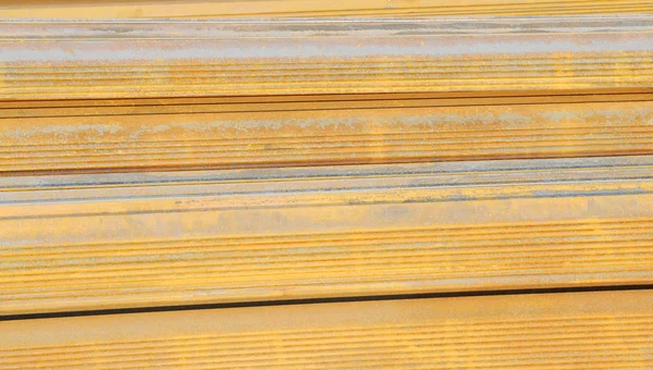 Brunt och gult rostig järn täcker bakgrunden. — Stockfoto