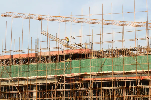 Betongform och kran på byggarbetsplatsen — Stockfoto