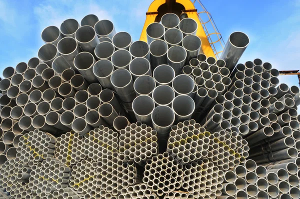 Os tubos de aço redondo de vários tamanhos e fundo pilha calibre . — Fotografia de Stock