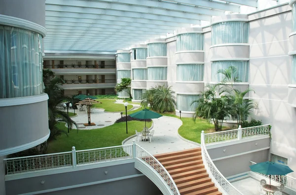 Το ξενοδοχείο σύγχρονης εξοχικής εσωτερικό κήπο με Λιβάδι και πεζοδρόμιο. — Φωτογραφία Αρχείου