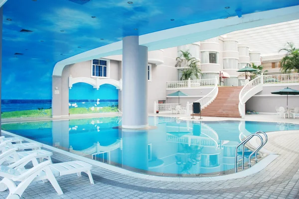 Schodiště Hotelový krytý bazén a zahrada. — Stock fotografie