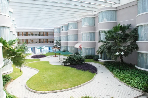O moderno jardim interior do hotel de férias com prado e pavimento . — Fotografia de Stock