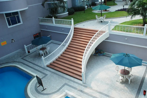 La escalera junto a la piscina cubierta y al jardín del hotel . —  Fotos de Stock