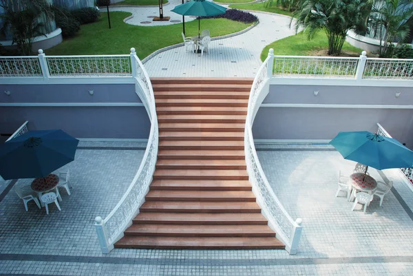 Otel Kapalı Yüzme Havuzu ve Bahçesi tarafından merdiven. — Stok fotoğraf