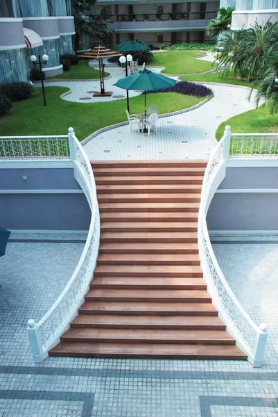 A escadaria junto à piscina interior do hotel e jardim . — Fotografia de Stock