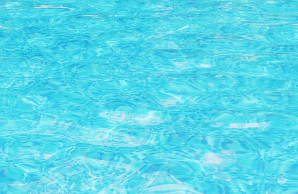 Het heldere blauwe water rimpelingen en mozaïek zwembad gemalen naadloze achtergrond. — Stockfoto