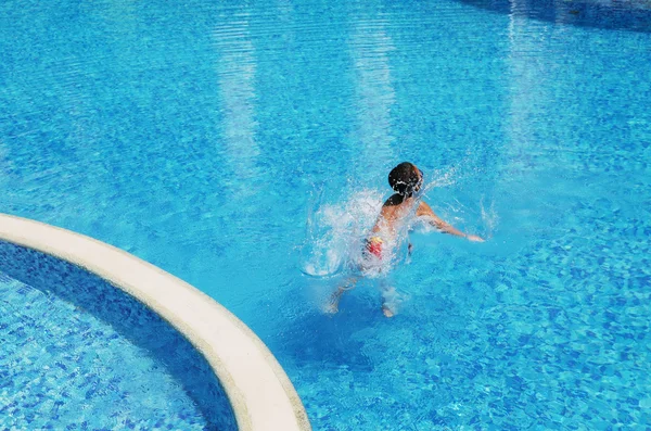 Jongen spelen in zwembad — Stockfoto
