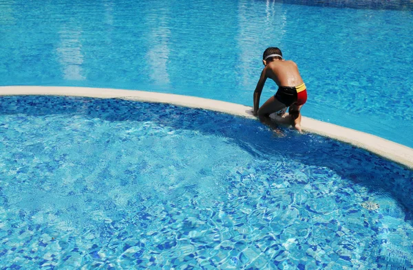 Jongen spelen in zwembad — Stockfoto