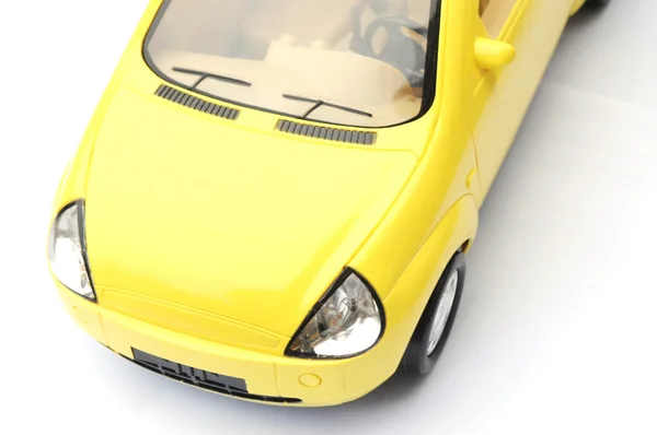 Carro amarelo isolado no fundo branco — Fotografia de Stock