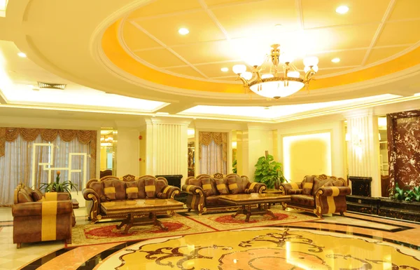 El vestíbulo del hotel de lujo con accesorios — Foto de Stock