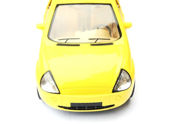Жовтий автомобіль ізольований на білому тлі — стокове фото