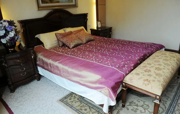 La lussuosa camera da letto familiare con mobili classici . — Foto Stock