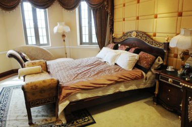 Klasik mobilyalarla lüks aile yatak odası.