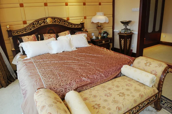 De luxe familie slaapkamer met klassiek meubilair. — Stockfoto