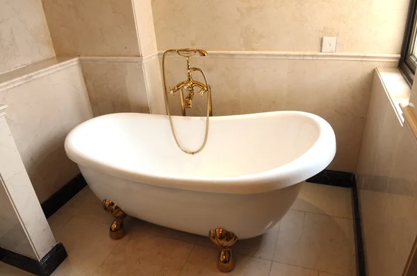 Die bootsförmige weiße Keramikwanne im Badezimmer — Stockfoto