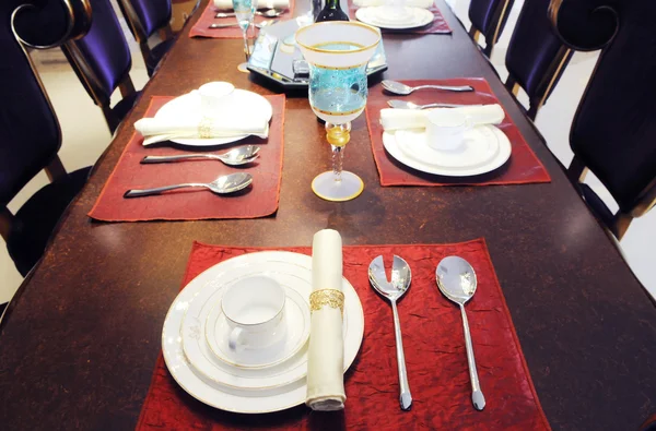 The dinner table,chairs and settings — Stock Photo, Image