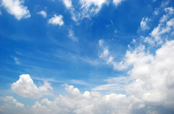 Blå himmel och vitt moln — Stockfoto