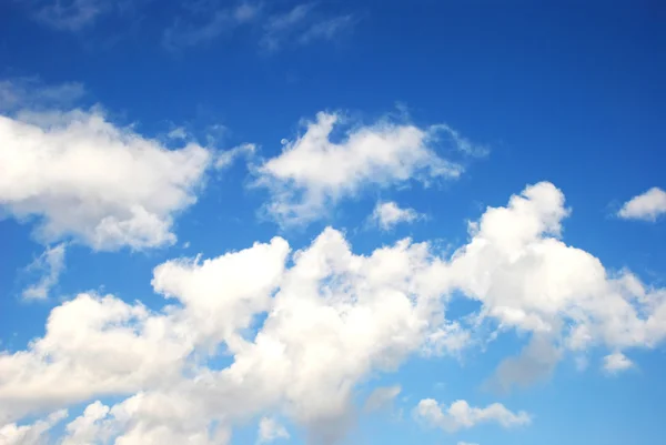 Serene blå himmel och vita moln — Stockfoto