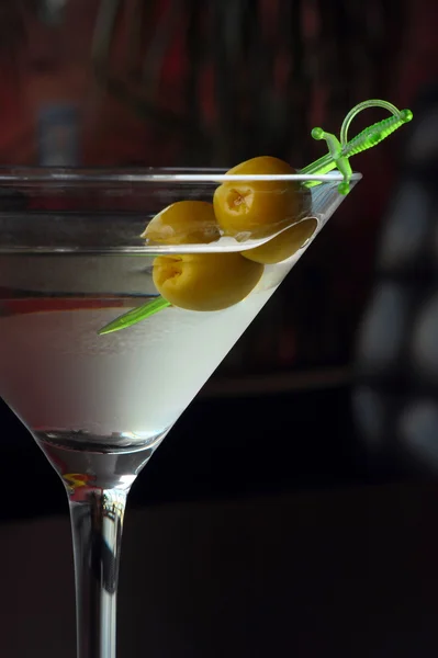 Dvě olivy naložené ve sklenici martini — Stock fotografie