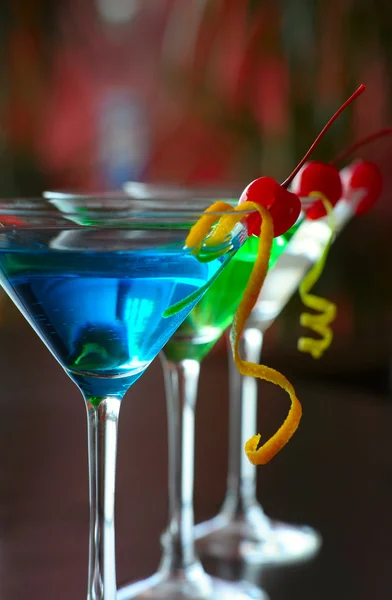 Martini clásico con bayas —  Fotos de Stock