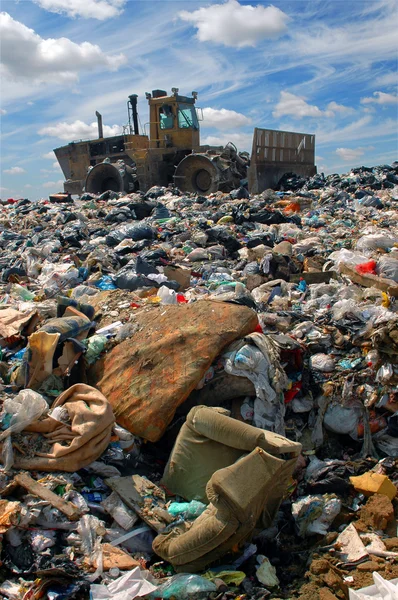 Buldozer bir çöplüğü üzerinde — Stok fotoğraf